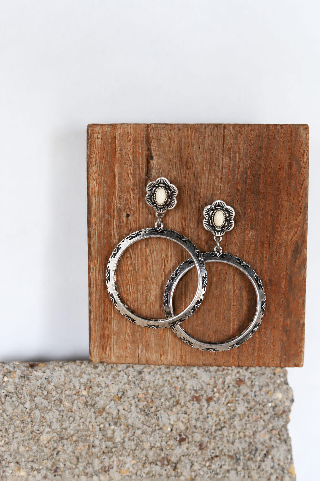 0666 R3-103 IVORY WESTERN TEXTURE POST EARRING